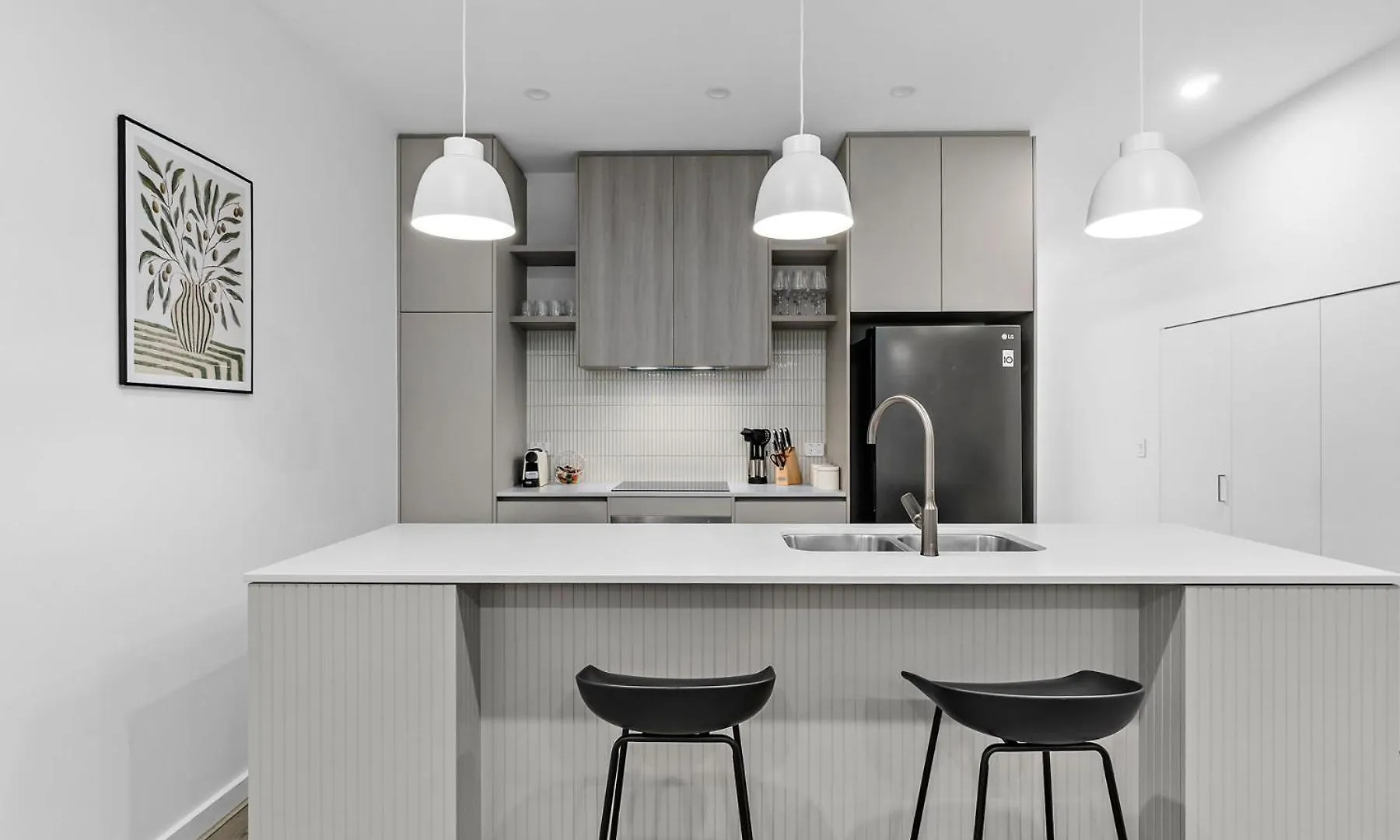 Modern 3 Bedroom Townhouse Near Adelaide With Workspace And Parking דירה