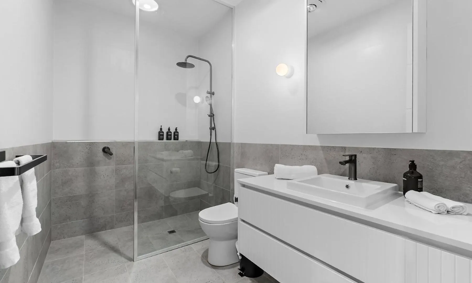 דירה Modern 3 Bedroom Townhouse Near Adelaide With Workspace And Parking