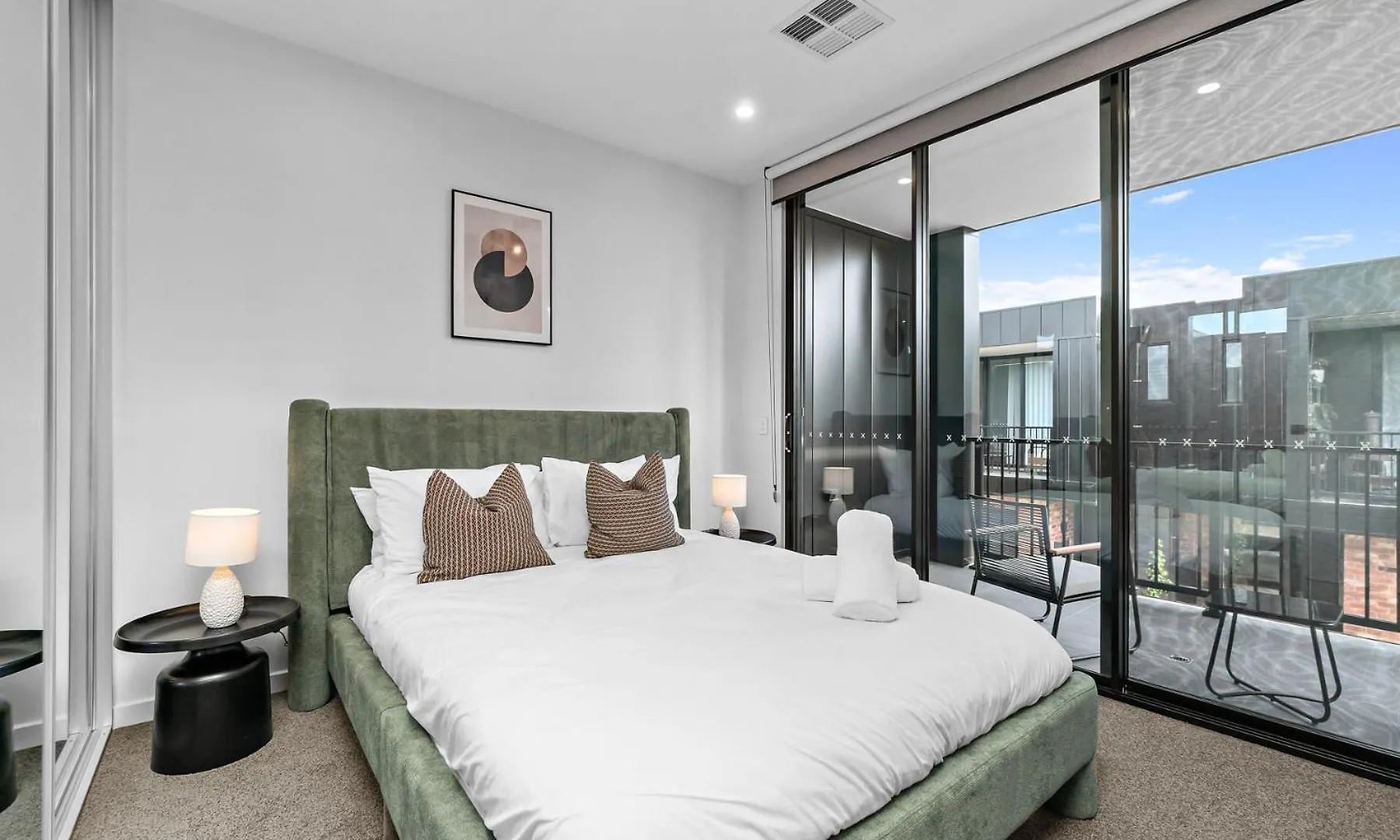 Modern 3 Bedroom Townhouse Near Adelaide With Workspace And Parking