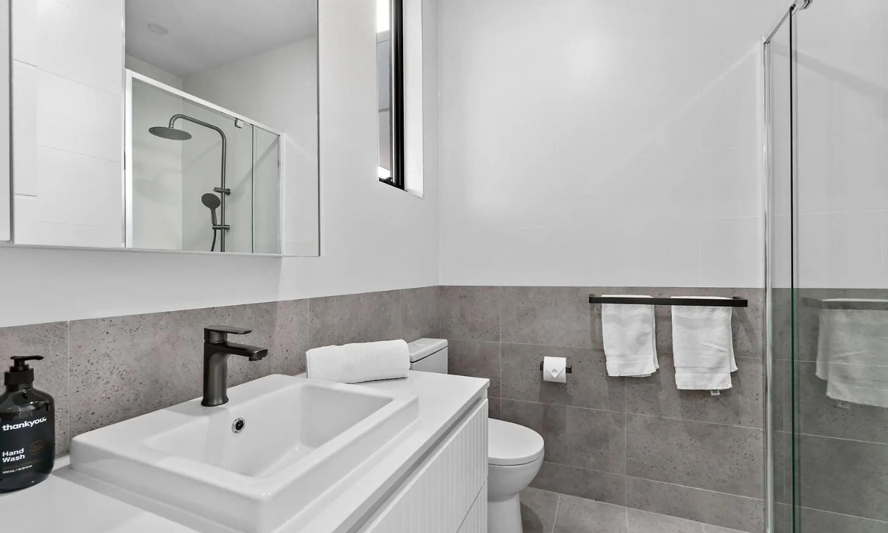 Modern 3 Bedroom Townhouse Near Adelaide With Workspace And Parking אוסטרליה
