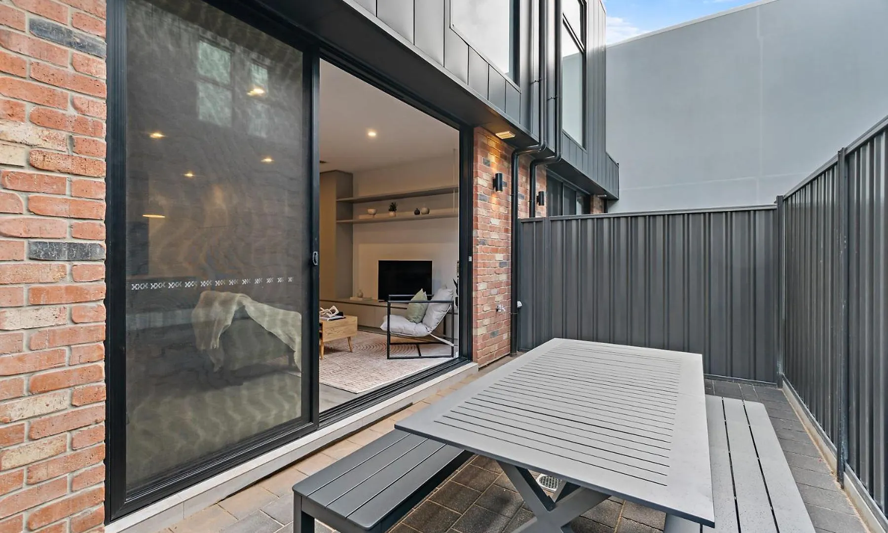 Modern 3 Bedroom Townhouse Near Adelaide With Workspace And Parking דירה