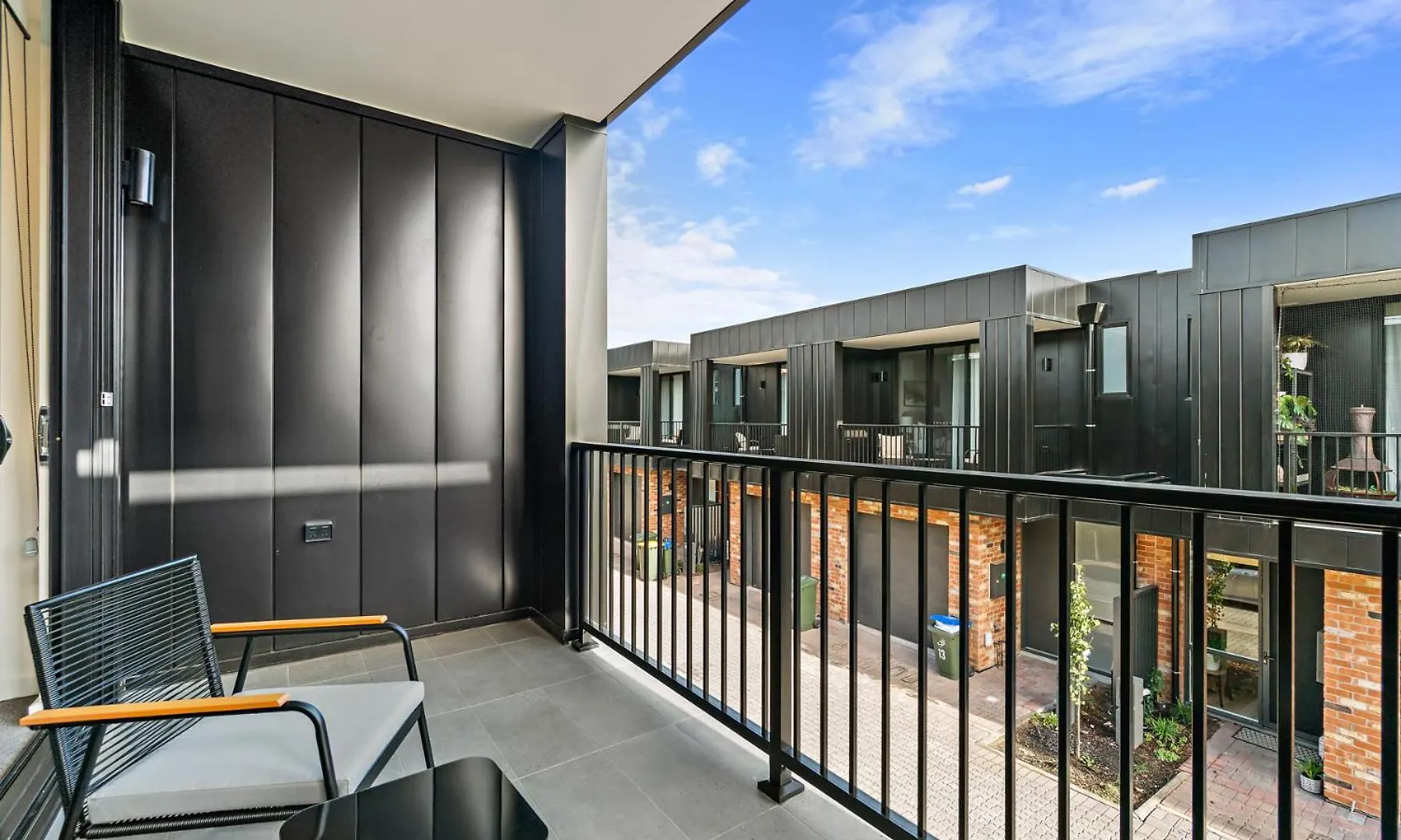 Modern 3 Bedroom Townhouse Near Adelaide With Workspace And Parking